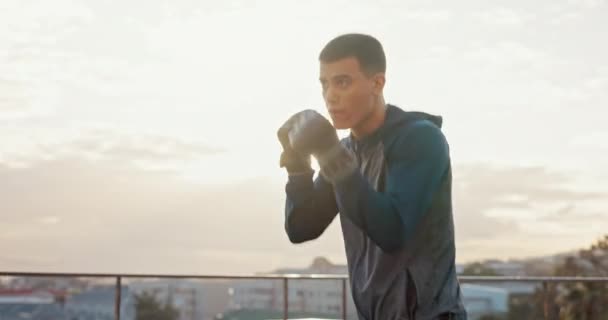 Man Πυγμαχία Εξωτερική Γυμναστήριο Και Άσκηση Μπόξερ Και Τον Αθλητισμό — Αρχείο Βίντεο