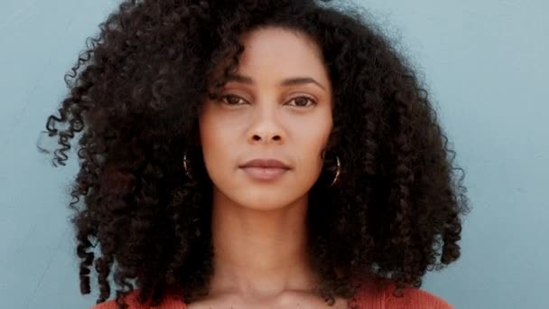Ritratto Una Bella Giovane Donna Con Afro Che Soffia Vento — Video Stock