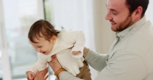 Amor Diversión Feliz Juego Familiar Con Bebé Mientras Une Emocionado — Vídeos de Stock