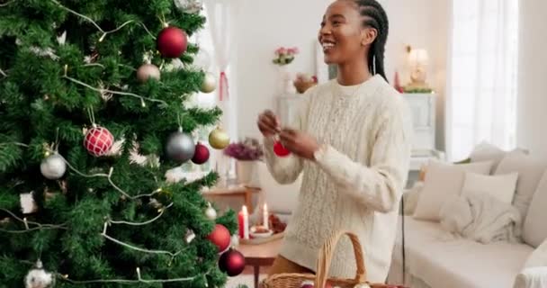 Рождество Черная Женщина Украшение Дерева Праздник Счастлив Празднованием Улыбнуться Расслабиться — стоковое видео