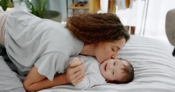 Baby Liefde Lachen Met Een Moeder Pasgeboren Baby Die Samen — Stockvideo