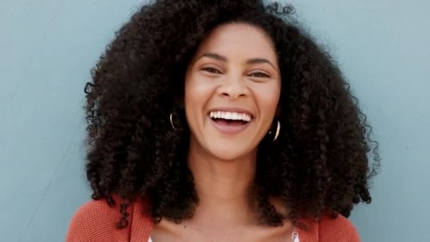 Szczęśliwy Śmiech Naturalne Piękno Włosy Afrykańskiej Kobiety Czuje Dumę Jej — Wideo stockowe