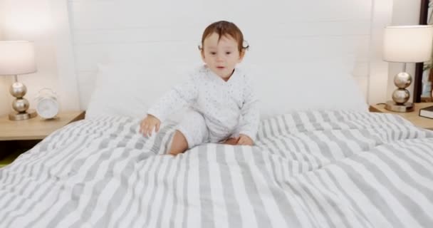 Dziecko Czołganie Się Łóżko Pomocą Rodzica Punkt Domu Sypialni Rozwój — Wideo stockowe