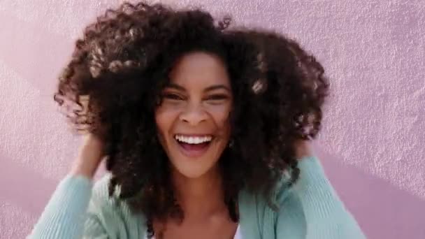 Ritratto Donna Nera Che Tocca Suo Afro All Aperto Muro — Video Stock