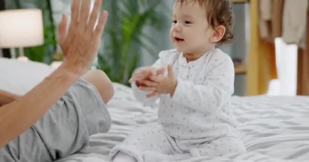 Relájese Feliz Cinco Alto Con Bebé Madre Dormitorio Para Apoyo — Vídeos de Stock