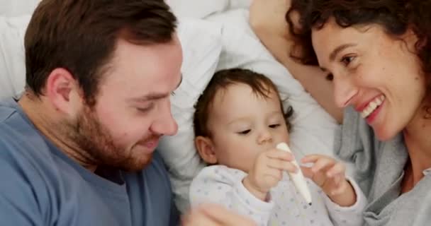 Liebe Bett Und Glückliche Familiäre Bindung Mit Baby Entspannen Und — Stockvideo