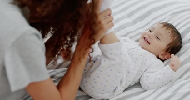 Peekaboo Spiel Und Mutter Mit Kind Auf Einem Liebebett Entspannen — Stockvideo
