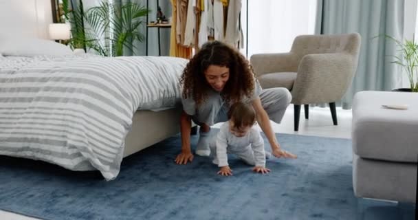 Leren Moeder Baby Leren Naar Huis Kruipen Zich Binden Plezier — Stockvideo