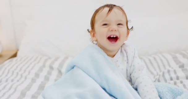 Feliz Bebê Sorriso Casa Uma Cama Quarto Brincam Rindo Uma — Vídeo de Stock