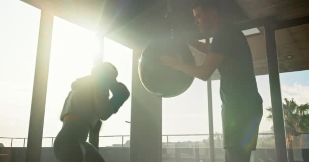 Πυγμαχία Γυναίκα Και Προσωπικός Γυμναστής Πυγμή Ενέργεια Και Κίνητρο Ενώ — Αρχείο Βίντεο
