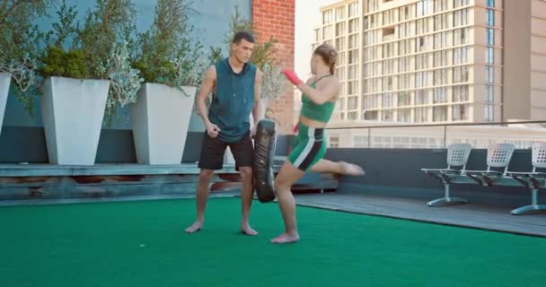 Fitness Kickboks Boksör Anne Dövüş Sanatları Eğitimi Almış Çatıda Boks — Stok video