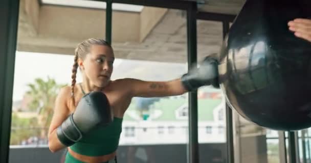 Box Trénink Dívka Osobním Trenérem Pro Fitness Sílu Energii Tělocvičně — Stock video