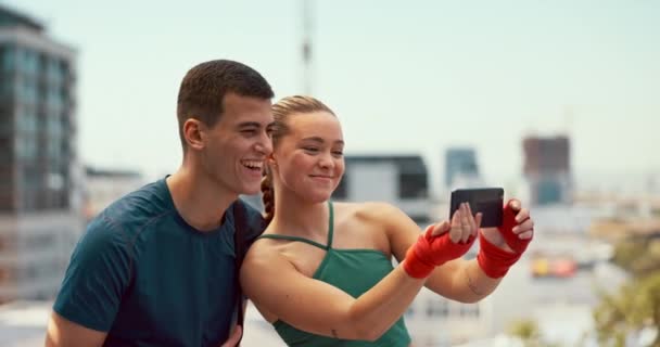 Telefon Prieteni Fitness Selfie Oraș Pentru Social Media După Antrenament — Videoclip de stoc