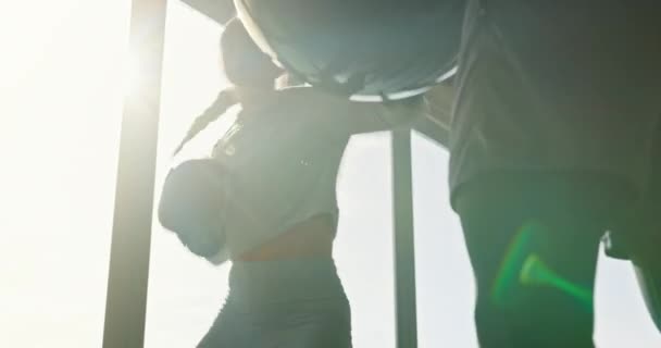 Boks Worek Bokserski Kobieta Siłownia Trenerem Personalnym Trenują Ćwiczenia Fitness — Wideo stockowe