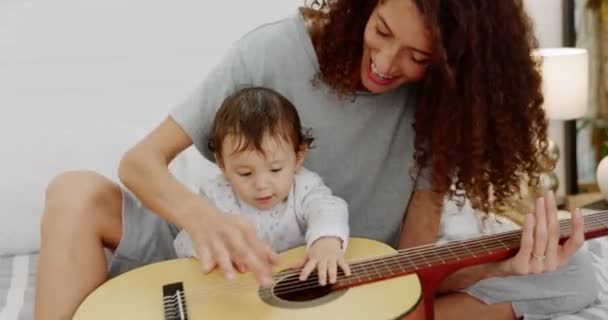 Mère Fille Jouer Guitare Dans Chambre Coucher Maison Maison Familiale — Video