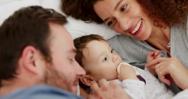 Familie Moeder Vader Met Baby Slaapkamer Glimlach Voor Hechting Liefdevol — Stockvideo