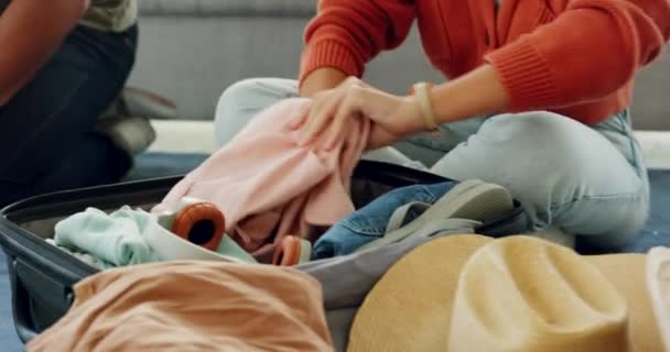 Mãos Bagagem Viagens Com Uma Mulher Embalando Roupas Para Uma — Vídeo de Stock