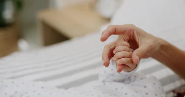 Moeder Baby Hand Hand Liefde Aanraking Voor Jeugd Groei Ontwikkeling — Stockvideo