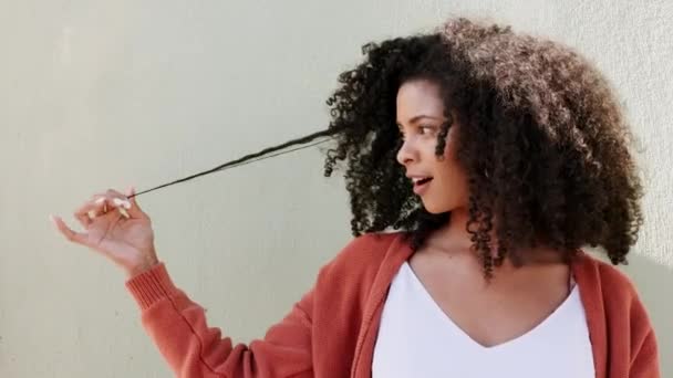 Włosy Szczęśliwy Uśmiech Czarną Kobietą Afro Stojącą Zewnątrz Ścianie Lub — Wideo stockowe