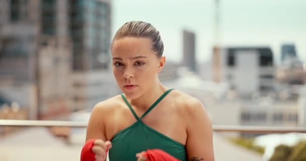 フィットネストレーニングの動機のための都市のボクシングの肖像画 スポーツや女性 若いボクサー ウェルネスママワークアウトと屋外での武道の最初の戦いの競争のためのエネルギーと目標の考え方 — ストック動画
