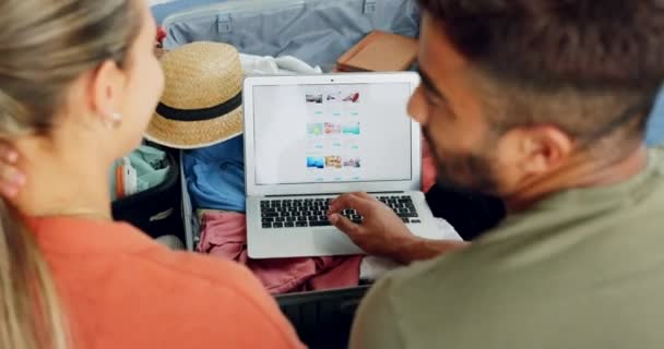 Ζευγάρι Ταξίδια Και Laptop Για Σχεδιασμό Των Διακοπών Διακοπές Διάλειμμα — Αρχείο Βίντεο
