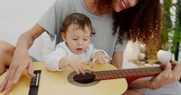 Mãe Bebê Tocando Guitarra Para Diversão Aprendizagem Música Desenvolvimento Criativo — Vídeo de Stock