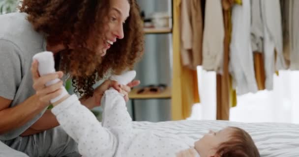 Moeder Spelen Met Baby Liefde Gelukkig Slaapkamer Hechting Met Kiekeboe — Stockvideo