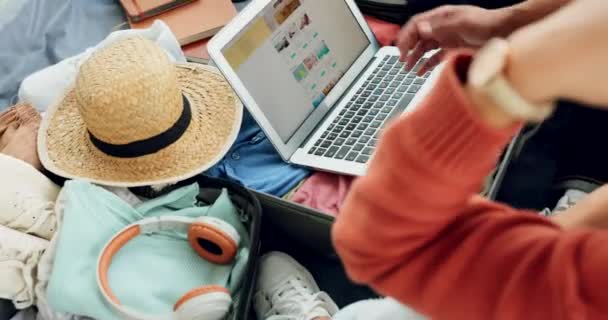 Laptop Koffer Und Leute Packen Für Die Reise Die Online — Stockvideo