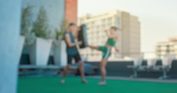 Mujer Kickboxing Fitness Entrenamiento Con Entrenador Personal Para Entrenamiento Aire — Vídeo de stock