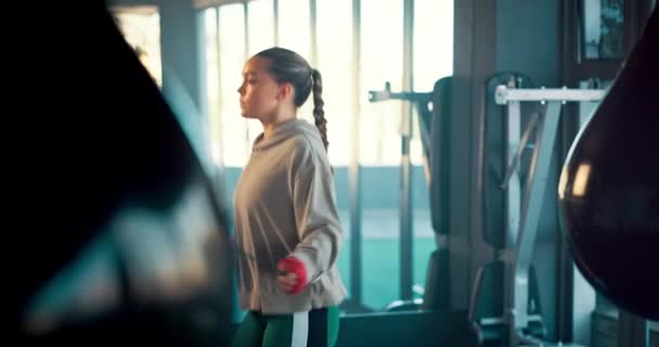 フィットネス 女性と健康心臓運動 トレーニングや屋内ワークアウトのためのジムでロープでスキップします 健康的なライフスタイル 持久力や内部スポーツのためのジャンプロープとアクティブな女性の運動 — ストック動画