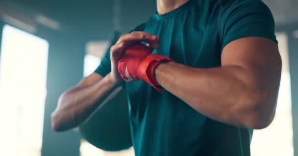 ボクシングのスタート ジムトレーニング 筋肉力のための戦いの練習やパフォーマンスの練習のための準備ができて男に焦点を当てます フィットネスの動機 ワークアウトや強力なボクサーリスニングやストリーミングラジオポッドキャスト — ストック動画