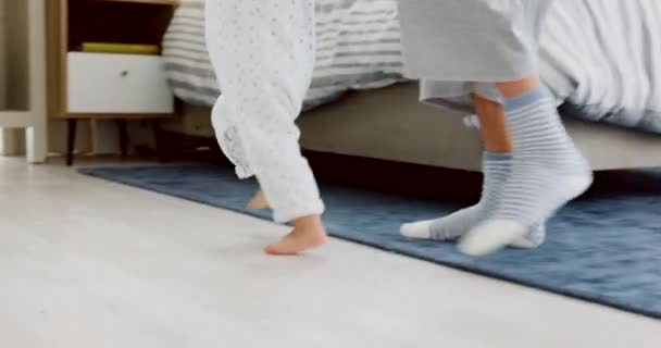 開発のために歩く親 赤ん坊および足 家の寝室の床の助けか援助 裸足の幼児が最初のステップを学び一緒に歩くのを助ける母または父 — ストック動画