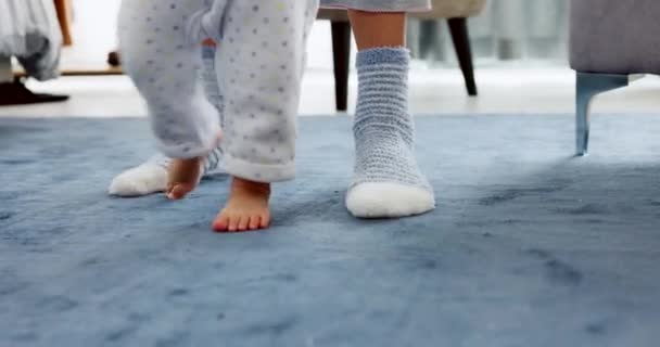 Oppiminen Kävely Äiti Auttavat Vauvaa Ensimmäisillä Askelilla Opettamalla Hänelle Itsenäisyyttä — kuvapankkivideo