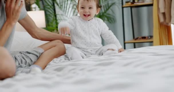 Familie Liebe Und Mutter Mit Baby Bett Spielen Binden Und — Stockvideo