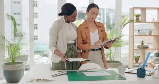 Travail Équipe Tablette Femme Affaires Consultant Pour Recherche Planification Travail — Video