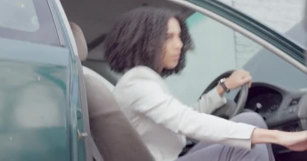 ビジネスの女性は 車や交通機関から出て 旅行し 駐車場で車の周りを歩く 黒人女性 駐車場 車やプロの人 駐車場の運転者と仕事に着く — ストック動画