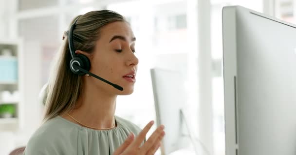コールセンター 顧客サービス クライアントと話す女性は オンラインで作業し コンピュータ画面を見て 顧客サポート Crmと女性の労働者が話す 作業し コールに顧客を支援 — ストック動画