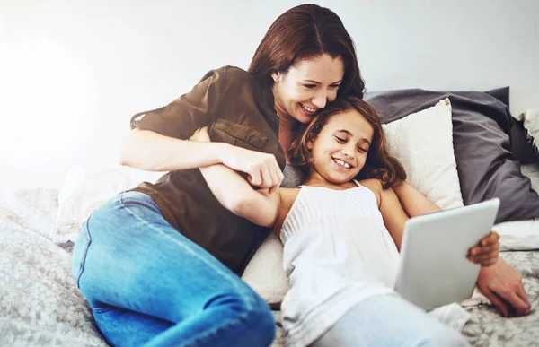Łącząc Edukację Zabawą Mała Dziewczynka Jej Matka Pomocą Tabletu Cyfrowego — Zdjęcie stockowe