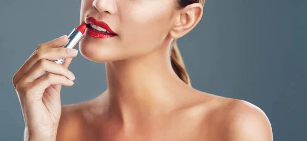 Warna Lipstik Yang Sempurna Untuk Melengkapi Warna Kulitnya Studio Ditembak — Stok Foto