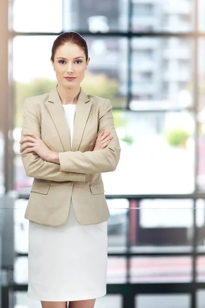 Una Líder Natural Una Mujer Negocios Segura Oficina — Foto de Stock