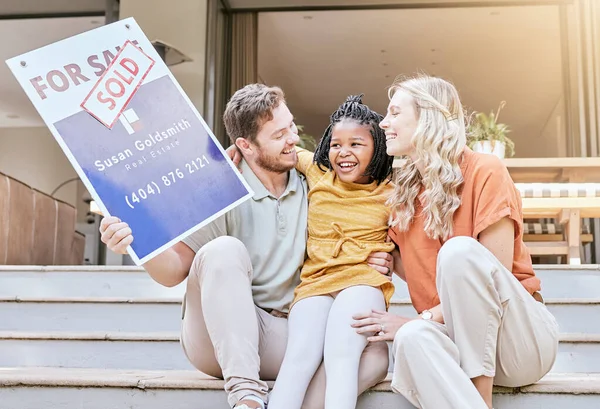 Verkauft Immobilien Und Diversität Familie Mit Neuen Hauseigentum Hypothek Und — Stockfoto
