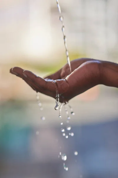 人生は簡単です ちょうど水を追加します 屋外で清々しい水で手を洗う男 — ストック写真