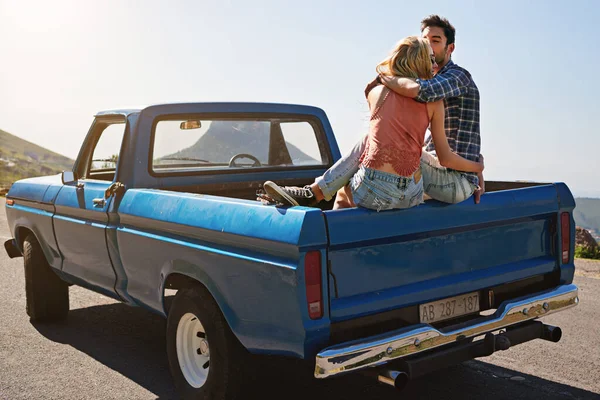 Spending Quality Time Couples Road Trip Young Couple Relaxing Back — Stock Photo, Image
