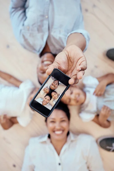 Vista Superior Família Selfie Telefone Casa Para Memória Feliz Juntos — Fotografia de Stock