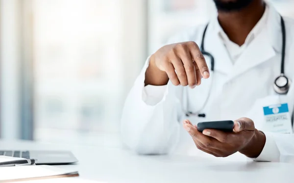 Arts Handen Telefoon Het Ziekenhuis Kantoor Voor Telegezondheid Online Consultatie — Stockfoto