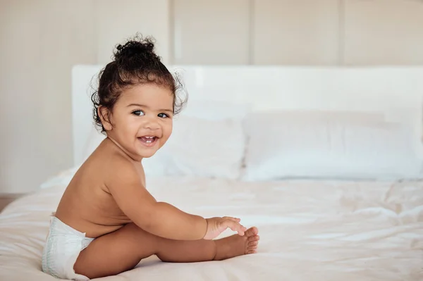 Feliz Saúde Bebê Cama Retrato Fralda Com Bem Estar Sorriso — Fotografia de Stock