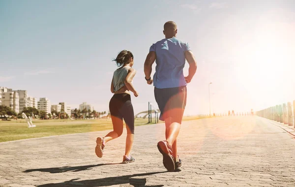 Bastırmaya Devam Genç Sportif Bir Çift Birlikte Koşuya Çıkıyor — Stok fotoğraf