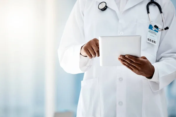 Γιατρός Χέρια Και Tablet Στο Γραφείο Του Νοσοκομείου Για Online — Φωτογραφία Αρχείου