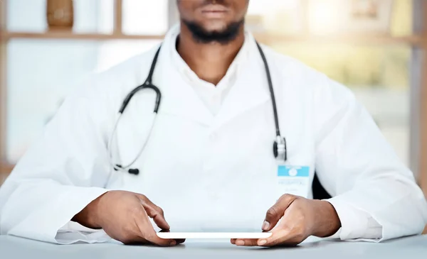 Homem Negro Médico Tablet Para Pesquisa Cuidados Saúde Navegar Line — Fotografia de Stock