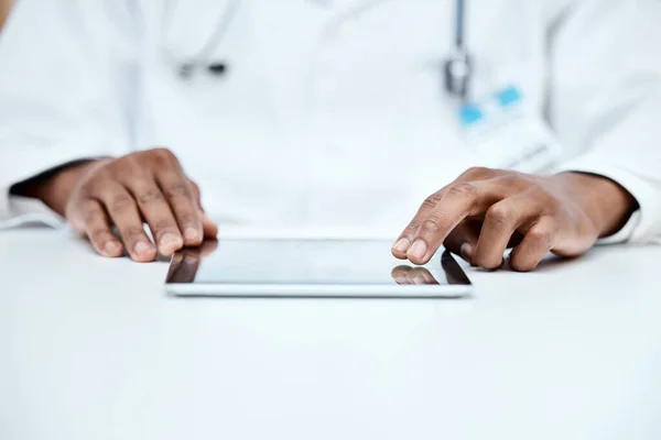 Tablet Mesa Mãos Médico Trabalhando Projeto Médico Cuidados Saúde Relatório — Fotografia de Stock